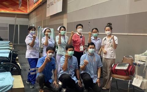 เมดฟาร่วมส่งเจ้าหน้าที่เคลื่อนย้ายผู้ป่วย ร่วมดูแลบริการผู้ที่มาฉีดวัคซีน