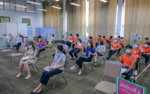 พนักงานบริษัทเมดิคอลฯ เข้ารับการฉีควัคซีนป้องกันโควิค-19