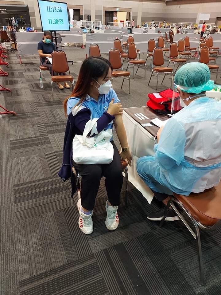 พนักงานบริษัทเมดิคอลฯ เข้ารับการฉีควัคซีนป้องกันโควิค-19 เพื่อรับให้บริการที่ปลอดภัยและมั่นใจ