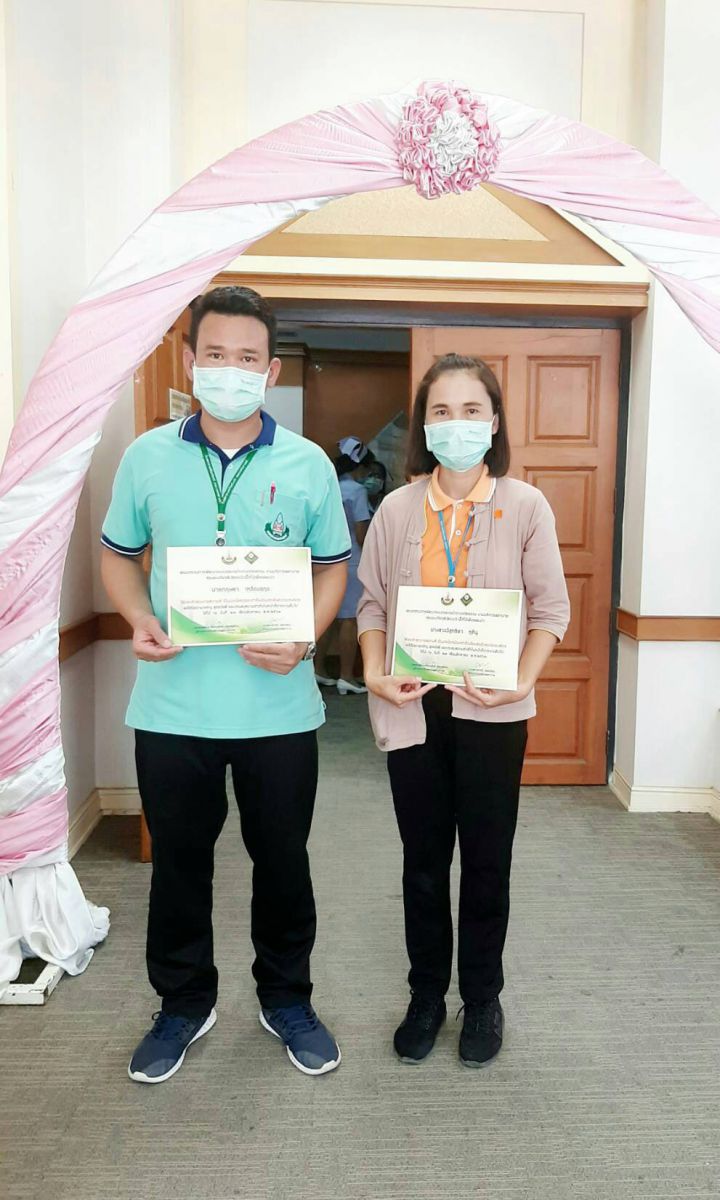 คุณวิสุทธิดา หุตินุ พนักงานเมดฟา แผนกขนส่งยา เข้ารับเกียรติบัตรทำความดี