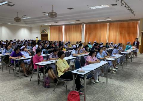 วิทยากรบรรยายแนวคิดเกี่ยวกับการจัดการเครื่องมือแพทย์