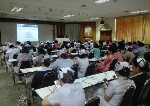 วิทยากรบรรยายแนวคิดเกี่ยวกับการจัดการเครื่องมือแพทย์