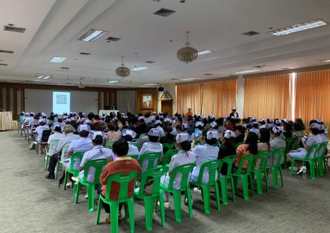 วิทยากรบรรยายแนวคิดเกี่ยวกับการจัดการเครื่องมือแพทย์